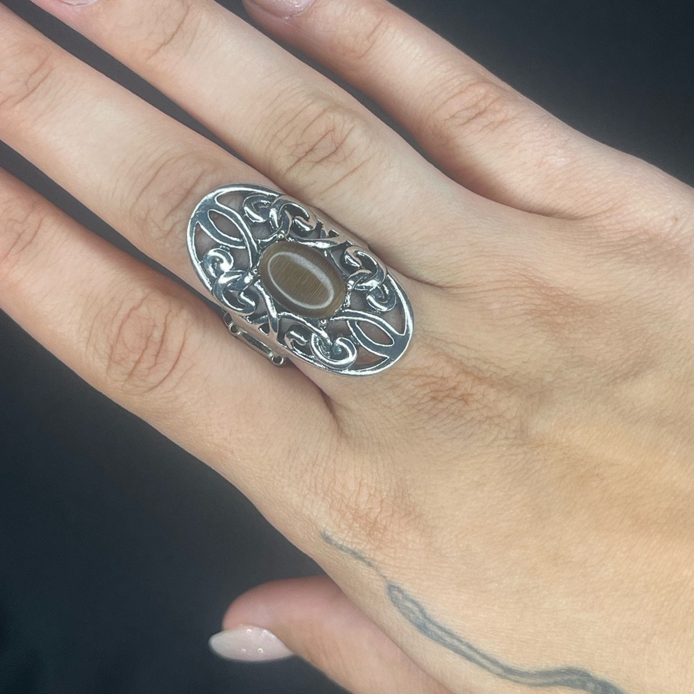 Elegant Silver and Brown Filigree Ring